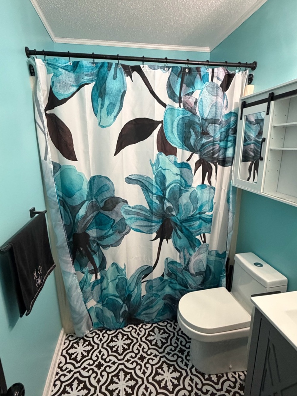 🌿 Stylish Floral Shower Curtain with Black Metal Hooks – Fresh & Modern Look! - Picture 1 of 2
